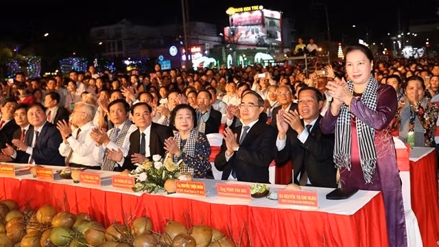 Chairwoman of the National Assembly Nguyen Thi Kim Ngan attends the festival. (Credit: VOV)