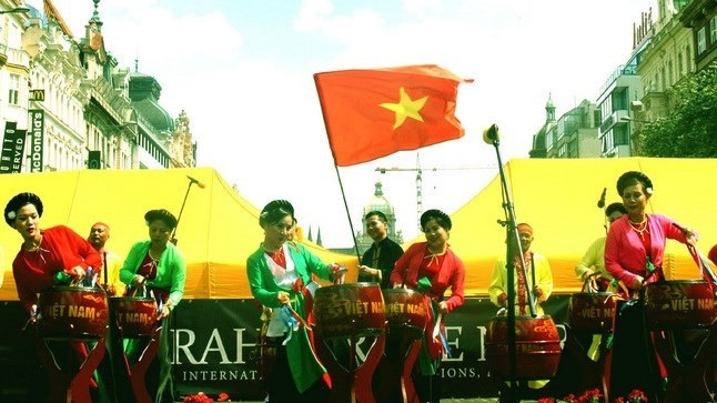 Trong dance (dance with drums)