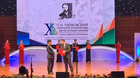Le Quang Tien receives the prize at the awards ceremony for the competition. 