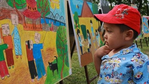 A four-year-old boy at the exhibition (Photo: nhandan.com.vn)