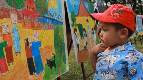 A four-year-old boy at the exhibition (Photo: nhandan.com.vn)
