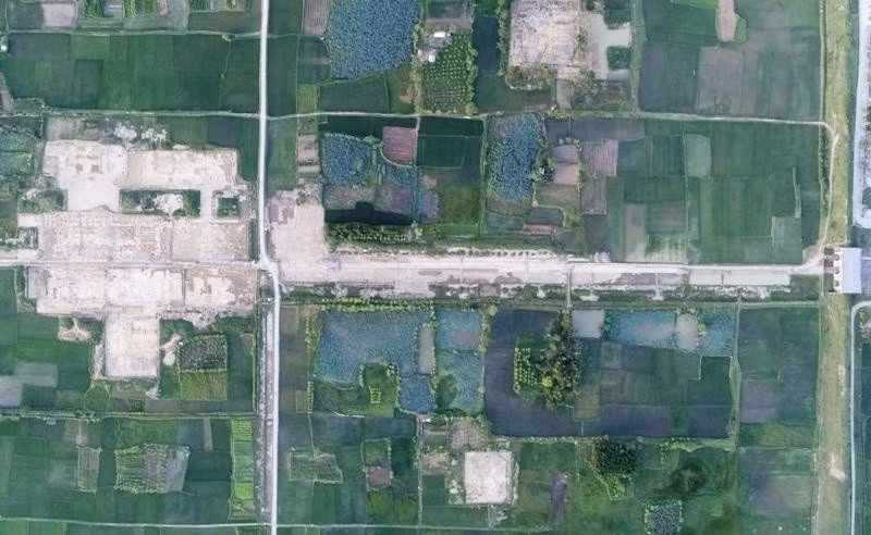 The vestiges of the royal road and the archaeological excavation area are seen from above.