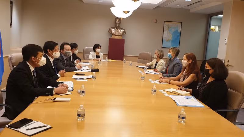 Deputy Minister Le Quoc Doanh and the delegation of the MARD working with the USTR. (Photo via NDO)
