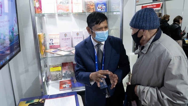 Vice Chairman of Vietnamese Association in Russian Nguyen Quoc Hung introducing books to readers. 