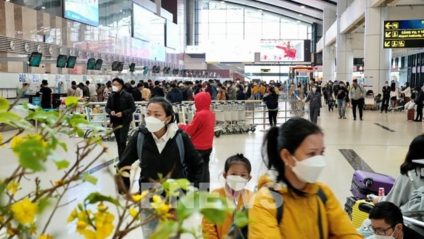 People queuing to check in at Noi Bai International Airport. (Photo: VNA)