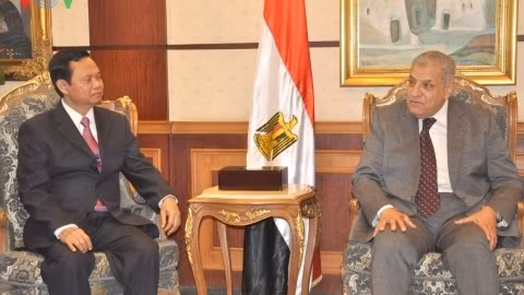 Inspector General Tranh (left) meets with Egyptian Prime Minister Ibrahum Mahlab. (Credit: VOV)