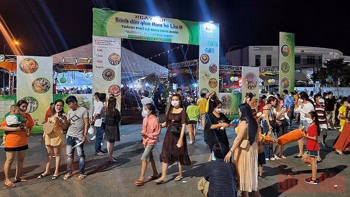 People flock to Southern Folk Cake Festival. (Photo: NDO)