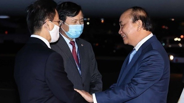 President Nguyen Xuan Phuc (R) is welcomed at J.F. Kennedy airport (Photo: VNA)