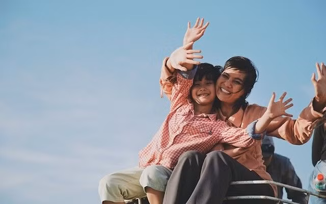 A scene from the film "The Happiness of a Mother"