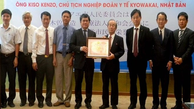 The ceremony to award the honorary citizenship to Kyowakai Medical Corporation Chairman Kiso Kenzo