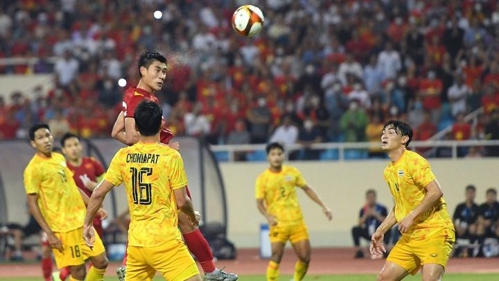 Forward Nham Manh Dung heads home a Tuan Tai cross to bring Vietnam to the overall victory. (Photo: NDO/Thanh Dat)