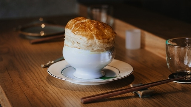 Pot au Pho – a dish celebrates the connection between Vietnamese national dish, pho, and French cuisine, hence the name which is adapt from French iconic dish Pot-au-feu.