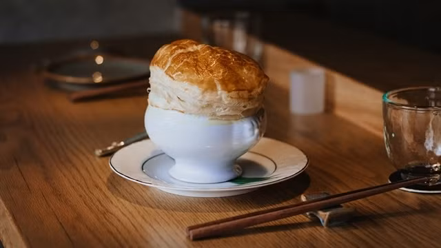 Pot au Pho – a dish celebrates the connection between Vietnamese national dish, pho, and French cuisine, hence the name which is adapt from French iconic dish Pot-au-feu.