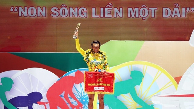 Nguyen Thanh Tam wins the yellow jersey.