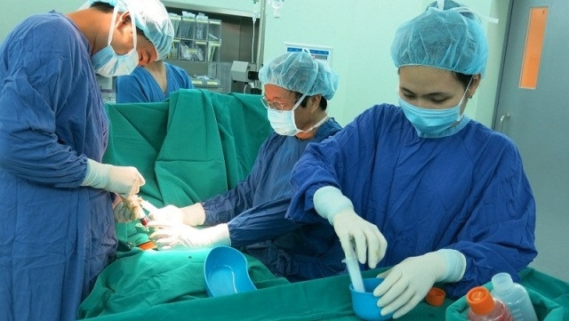 Prof., Dr. Nguyen Thanh Liem and his team perform the stem cell transplant on the patient. (Photo courtesy to Vinmec)