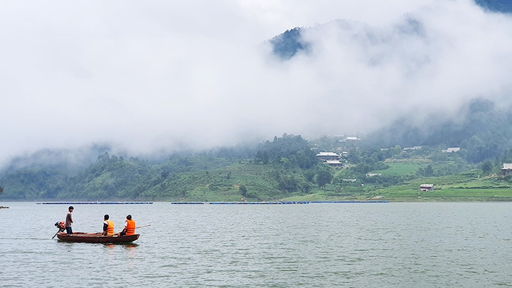 Visitors on a tour boat exploring Seo My Ty hydroelectric reservoir (Photo: NDO/Cao Huong)