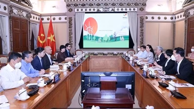 Vice Chairman of the HCM City People’s Committee Duong Anh Duc has a meeting with UNICEF Representative in Vietnam Rana Flowers on May 5. (Photo: VNA)