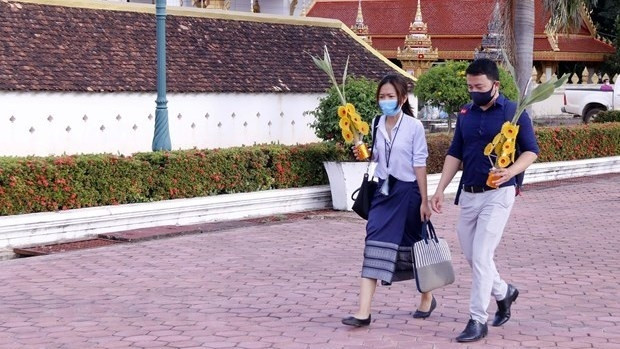 People wear masks amid COVID-19 epidemic in Vientiane. (Photo: VNA)