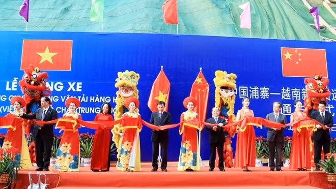 Officials cut the ribbon to open the Tan Thanh - Pu Zhai specialised route for goods transportation at the ceremony in Lang Son province on March 21 (Photo: VNA)