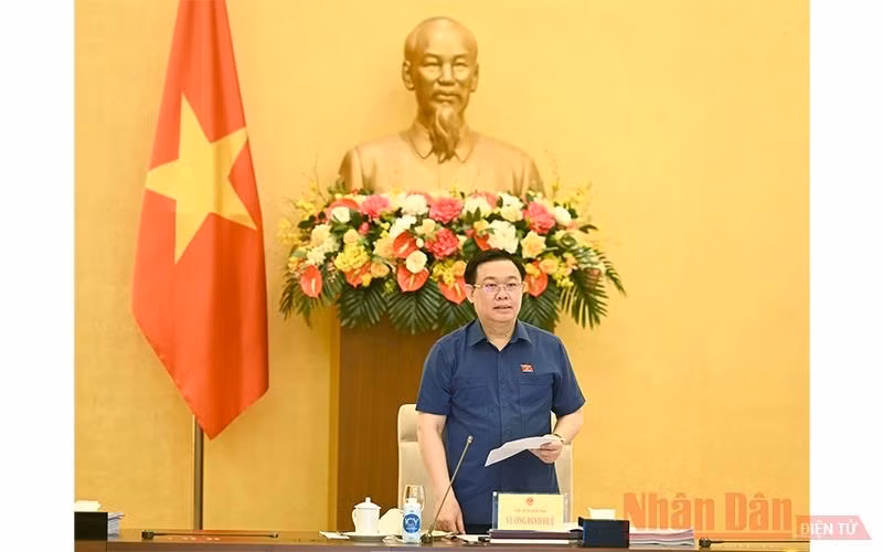 Chairman of the National Assembly Vuong Dinh Hue speaking at the working session.