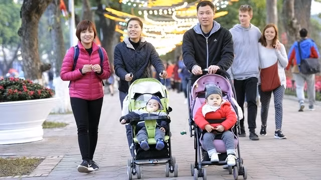 People walking around Hoan Kiem Lake (Credit: NDO)