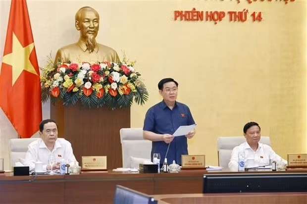 NA Chairman Vuong Dinh Hue speaks at the meeting. (Photo: VNA)