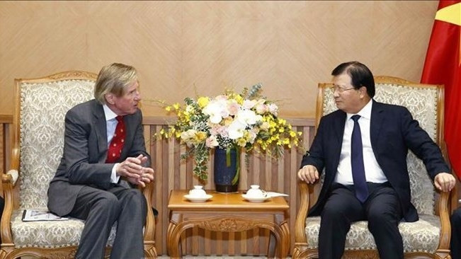 Deputy Prime Minister Trinh Dinh Dung (right) and SOCO President and CEO Ed Story (Photo: VNA)