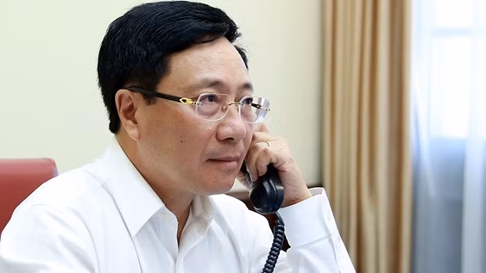 Deputy Prime Minister and Minister of Foreign Affairs Pham Binh Minh during his phone talks with Nigerian Minister for Foreign Affairs Geofrey Onyeama on October 26. (Photo: VGP)