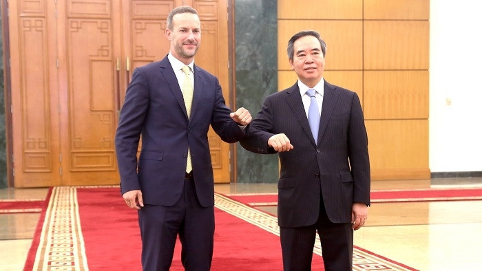 Politburo member Nguyen Van Binh (R) and CEO of the US International Development Finance Corporation Adam Boehler. (Photo: VGP)