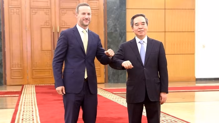 Politburo member Nguyen Van Binh (R) and CEO of the US International Development Finance Corporation Adam Boehler. (Photo: VGP)