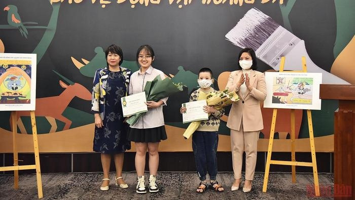 The first-prize winners receive awards. (Photo: NDO)