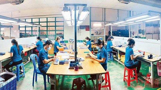 Workers in Ho Chi Minh City complying with distancing regulations (Photo: NDO)