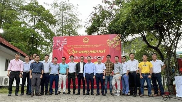 Vietnamese people in Tanzania take a photo at the event (Photo: VNA)
