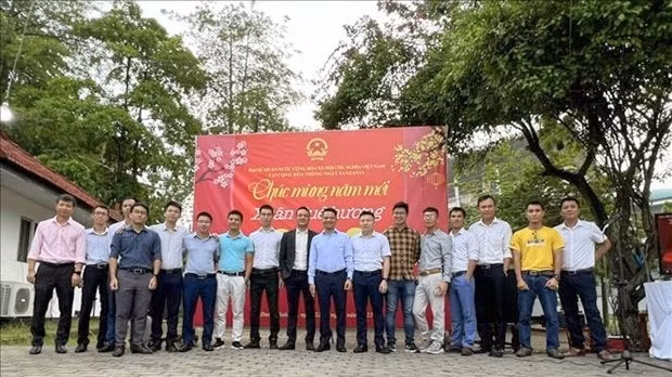Vietnamese people in Tanzania take a photo at the event (Photo: VNA)