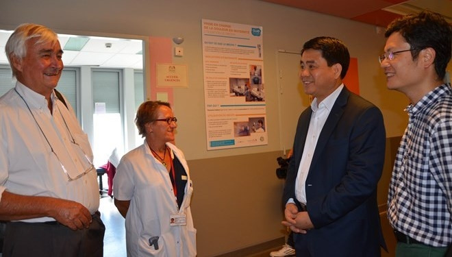 Chairman of the Hanoi municipal People’s Committee Nguyen Duc Chung (second, right) talks to doctors at Necker paediatric sanatorium (Photo: VNA)