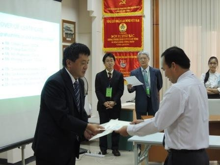JICA Vietnam’s senior representative Shimizu Akira presents certificates to trainees