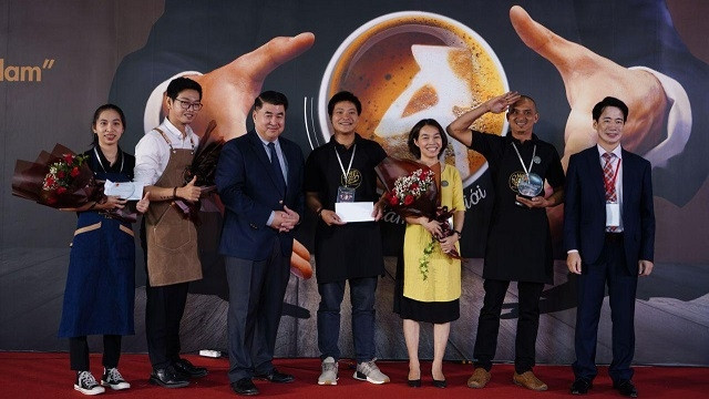 The jury present the awards to the competition winners.