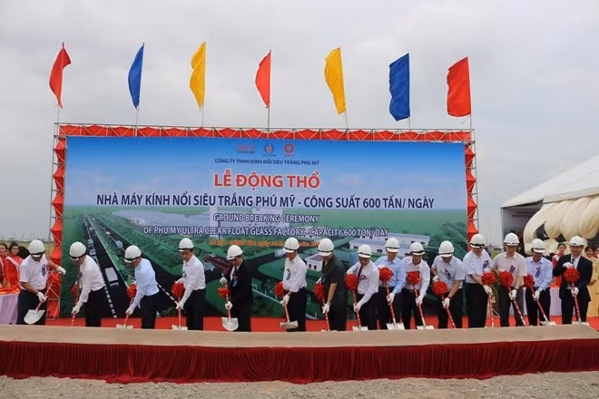 The construction of the first ultra-clear float glass factory in Vietnam starts in Tan Thanh district, the southern province of Ba Ria-Vung Tau, on July 24 (Photo: baoxaydung.com.vn)