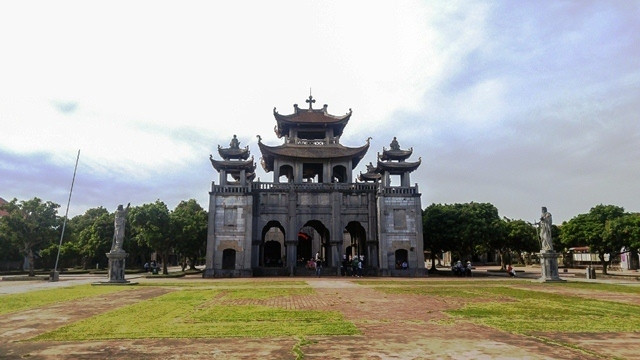 Designed like a Buddhist temple with curved tiled roofs, Phat Diem Cathedral is considered the most unique piece of religious architecture of Vietnam.