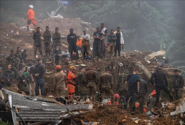 Rescuers are deployed at the site of a landslide caused by heavy rain in the ancient city of Petropolis, Southeast Brazil, February 18, 2022. (Photo: AFP/VNA)