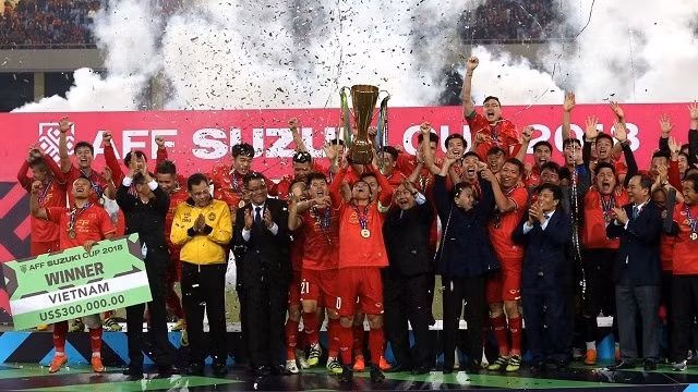 Vietnamese players celebrate with the AFF Cup 2018 trophy. (Photo: Vietnam Football Federation)