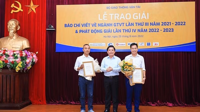 Winners of press awards in transport sector honoured at the ceremony 