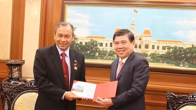 Outgoing Consul General of Indonesia in Ho Chi Minh City Jean Anes came to bid farewell to Chairman of the municipal People’s Committee Nguyen Thanh Phong. (Photo: VNA)
