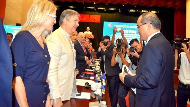 Secretary of Ho Chi Minh City Party Committee Nguyen Thien Nhan meets FDI firms at the event