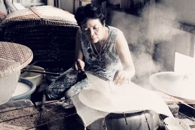 Dew-wetted rice paper - a delicious and special food of Trang Bang land 