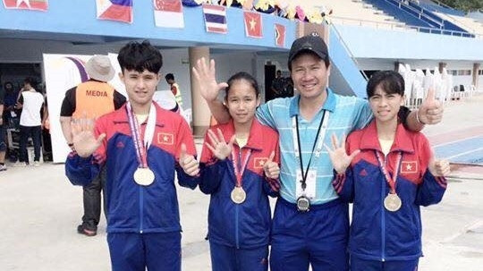 Nguyen Trung Cưong (left) won two golds to help Vietnam triumph at the 12th SEA Youth Athletics Championships. (Photo; VNS)