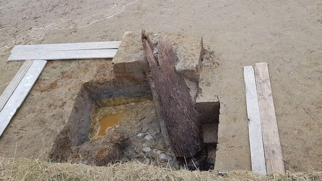 Close-up of a wooden stake at the excavation site. (Photo: NDO/Ngo Quang Dung)