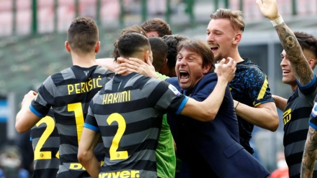 Inter Milan manager Antonio Conte celebrates with players after they claim their first Serie A title in 11 years. (Photo: Reuters)