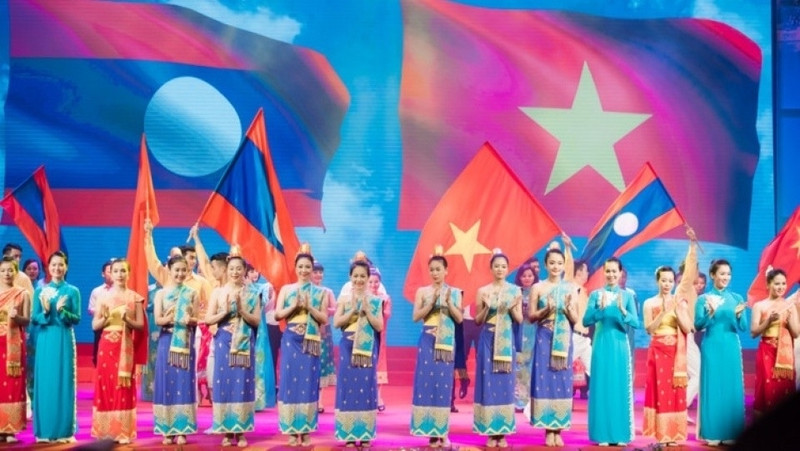 An art performance to mark the 55th anniversary of Vietnam-Laos diplomatic ties held in Hanoi in July 2017. 