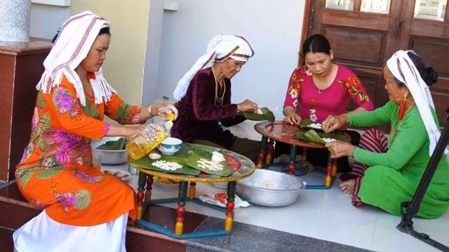 Cham women make traditional cakes for the Ramuwan festival